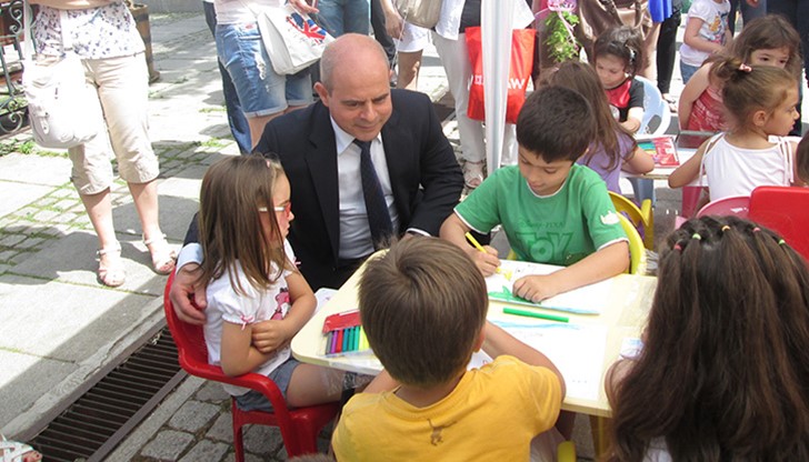 Днес, в пространството пред Доходното здание, малчугани от русенските детски градини си спретнаха творческа работилница