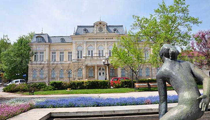 В продължение на три месеца, два пъти седмично, децата се учиха да разказват римската приказка за нашия град чрез маски, театър, танц и музика В продължение на три месеца, два пъти седмично, децата се учиха да разказват римската приказка за нашия град чрез маски, театър, танц и музика