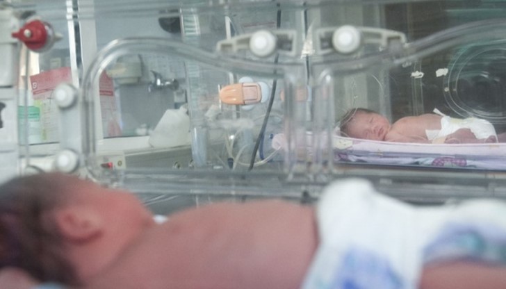 Бебето е живо. То тежи над 3 кг и е на системи, тъй като също е страдало преди раждането Бебето е живо. То тежи над 3 кг и е на системи, тъй като също е страдало преди раждането