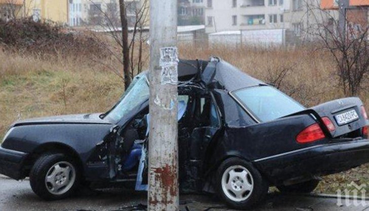 Шофиралият Асен М. /18 г./ и пътувалото в колата 14-годишно момиче са контузени, но няма опасност за живота им