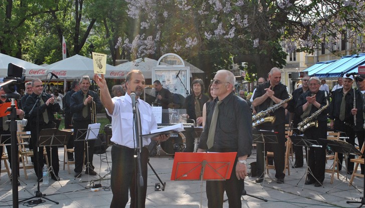 Музикантите изпълняват различни произведение в различни стилове, сред които джаз, суинг, евъргрийн и др.