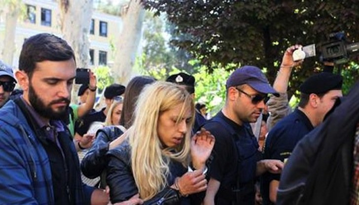 Близо седем часа майката на убитата в Гърция 4-годишна Ани даваше показания пред прокурор