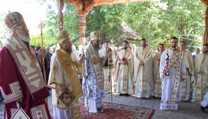 За поредна година денят за молитвен спомен на св. Йоан Руски (27 май) събра румънци и българи в дворите на едноименния манастир край с. Слобозия, Гюргевска епископия (Румъния).