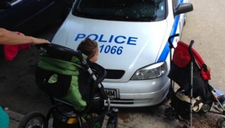 полицейска кола е паркирана прекалено близо до пътеката и стълбите, през които всеки ден минават множество граждани, сред които доста майки с колички