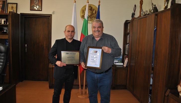 Наградата беше връчена от зам.-министъра на труда и социалната политика Лазар Лазаров, а зам.-кметът по хуманитарни дейности, Иван Григоров, прие високото отличие Наградата беше връчена от зам.-министъра на труда и социалната политика Лазар Лазаров, а зам.-кметът по хуманитарни дейности, Иван Григоров, прие високото отличие