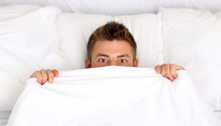 Жив е той, жив е! Там под юргана, потънал в мисли лежи и пъшка.