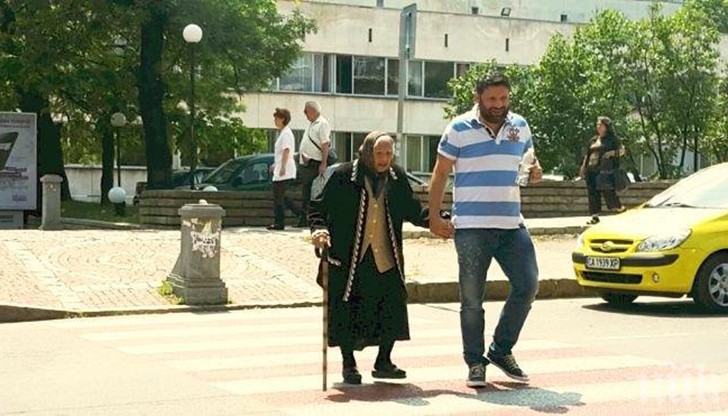 Снимката е правена пред ВМА, където певецът бе засечен с възрастната жена
