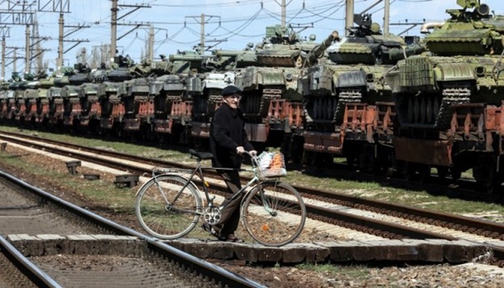 Руската армия трупа войски и стотици единици тежки оръжия, включително мобилни ракетни установки за залпов огън, танкове и артилерия, във временна база край границата с Украйна