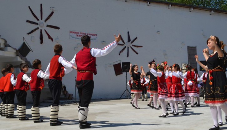 Третият национален преглед на клубовете за народни танци „Събрали ми се, наиграли в Добруджа” започна с дефиле по улиците на града!