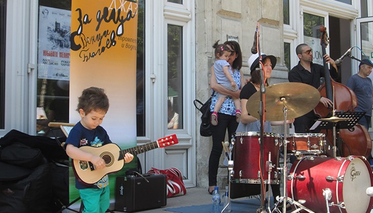 Днес 30 май/събота/ от 11 часа, пред Доходно здание се състоя образователният концерт "Джаз за деца с Венци Благоев"