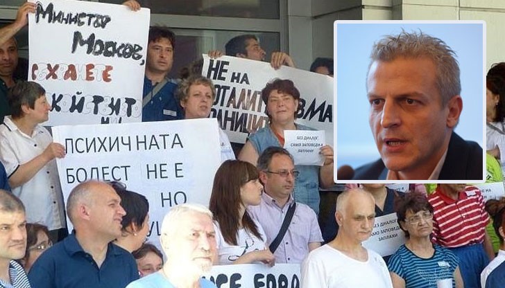 С плакати и викове "Москов лъже" медици от Русе протестираха заедно срещу идеята на здравния министър да слее лечебните заведения с болницата