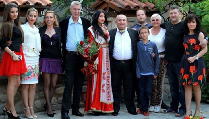 Горд до чедото си в тържествената вечер позираше известният й баща