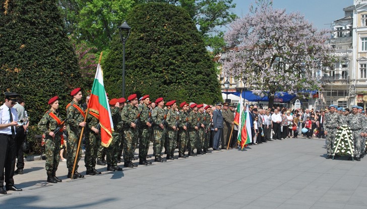 На тържествената церемония по поднасяне на венци и цветя присъстваха гости и официални лица, сред които народни представители, генерален консул на Русия – Татяна Грушко