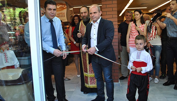 Водосвет за благополучие и късмет извърши отец Марин