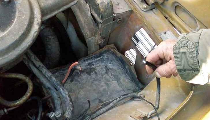 Кражбите са извършвани след огъване на капаците на колите, огъване и прерязване на клеми, както и на кабели Кражбите са извършвани след огъване на капаците на колите, огъване и прерязване на клеми, както и на кабели