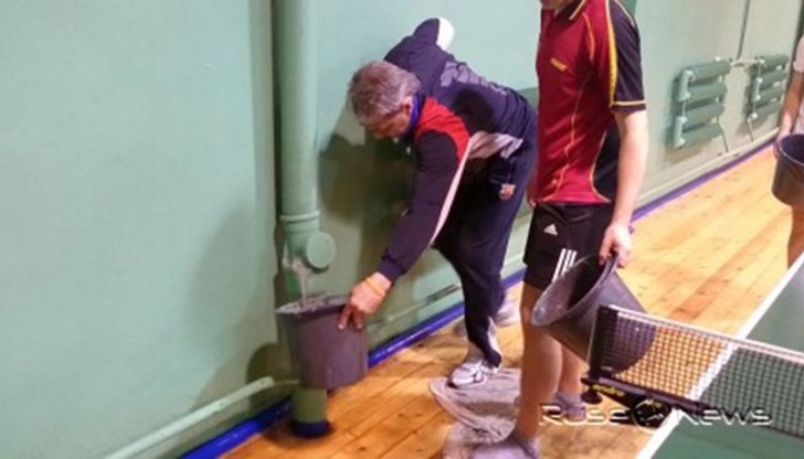 Причината са стари пробойни в покрива и водосточните тръби