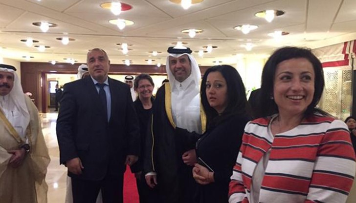 Още от самолета, приземил се успешно в столицата Доха, го приветства министърът на икономиката на Катар шейх Мохамед ал Тани