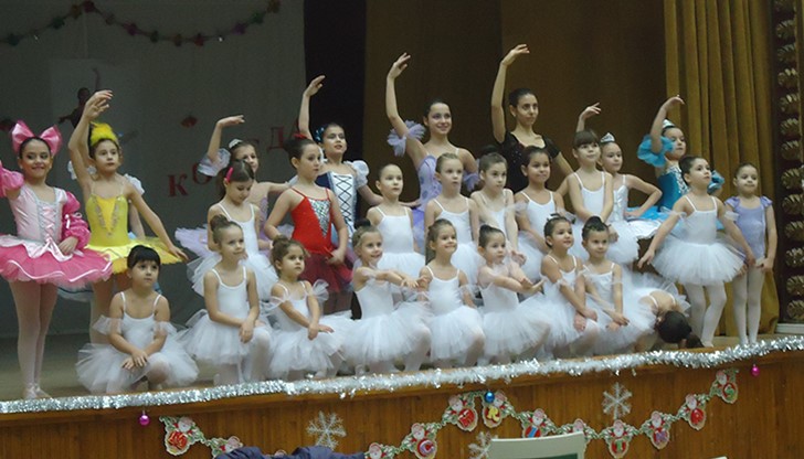 Възпитаниците на школата, техните родители и Настоятелството на читалището канят всички ценители на балетното изкуство