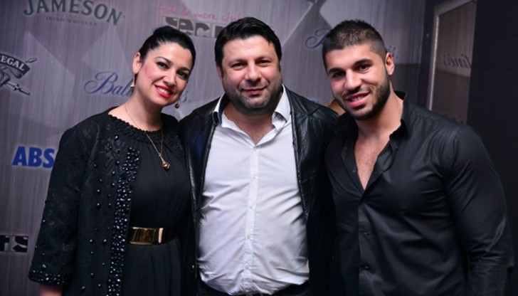 "Мечтая за жена като майка ми." Това заявява певецът Фики Стораро в съвместно интервю с майка си пред в. "Всичко за семейството"