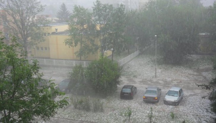 Цветни топчета колкото грахово зърно валяли от небето. След като паднели на земята, издавали странно съскане, при което се отделял задушлив газ!