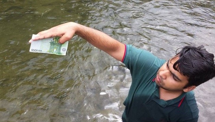 50, 100, и 500 еврови банкноти мистериозно заплуваха по водите на река Летеос в град Трикала, в Централна Гърция