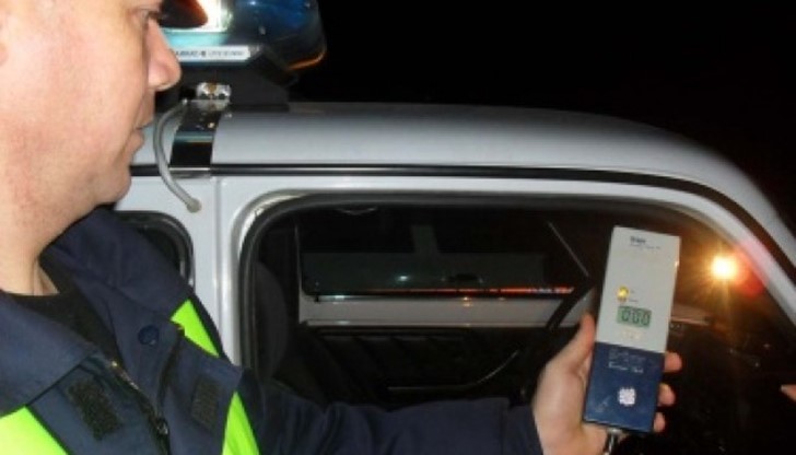 Екип на сектор Пътна полиция е спрял за проверка лек автомобил "Мерцедес Е200" с водач М.Д. на 40 г.