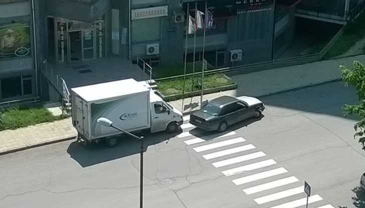 Kрасавци точно на пешеходната пътека!