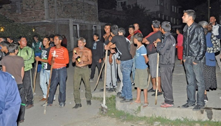 Етнически конфликт се разрази в село Гърмен, където тълпи от цигани нападнаха сънародниците ни с брадви, мотики и ножове! Етнически конфликт се разрази в село Гърмен, където тълпи от цигани нападнаха сънародниците ни с брадви, мотики и ножове!