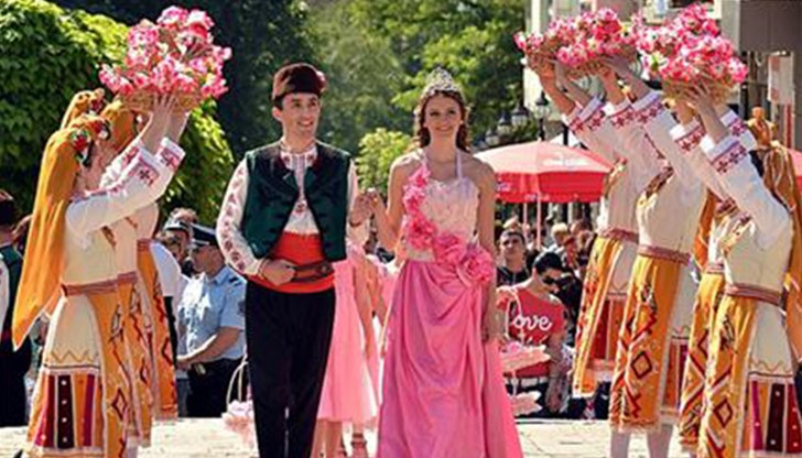 Десетки японци, китайци, тайландци, италианци и холандци едва дочакаха изгрева на слънцето в събота, за да се включат в брането на благоуханни и маслодайни български рози из масивите на квартал "Сушица" в Карлово