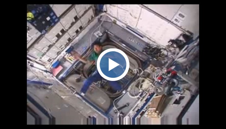 Дали бумеранг, хвърлен в космоса, ще бъде в състояние да се върне обратно при собственика си?