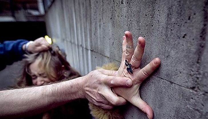 Установило се, нападателят е 8-класник в същото училище, в което учи и тя Установило се, нападателят е 8-класник в същото училище, в което учи и тя