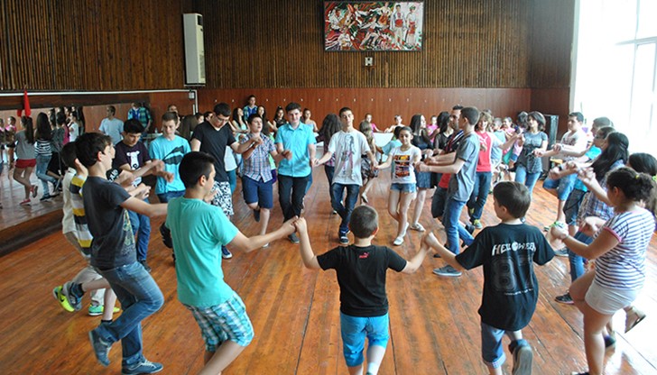 Директорът на Общинския детски център за култура и изкуство Юлия Енчева сподели, че сградата не е ремонтирана повече от 30 години