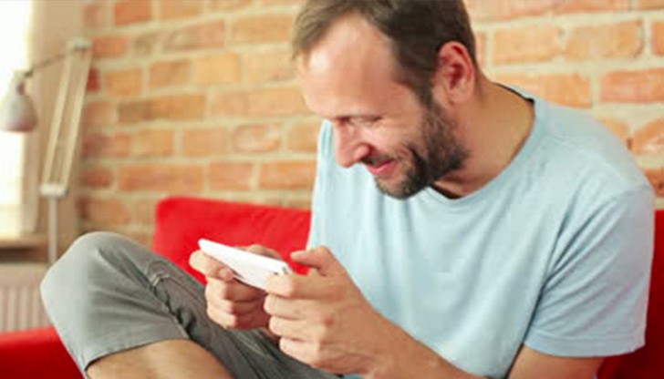 За да бъде тестван софтуерът, в него бяха качени снимки на най-различни знаменитости