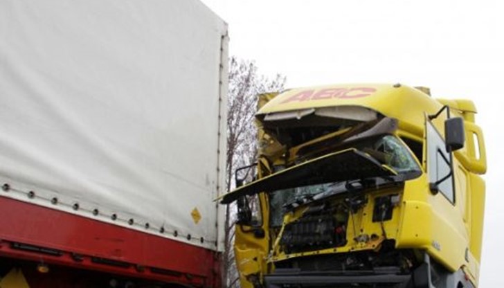 На място е повикана и пожарна, а полиция отбива движението