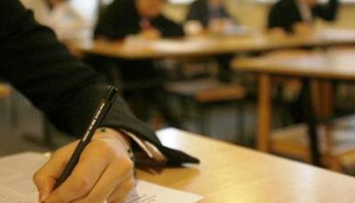 Работите на трима зрелостници в Русенска област са анулирани на днешната матура по БЕЛ заради преписване Работите на трима зрелостници в Русенска област са анулирани на днешната матура по БЕЛ заради преписване