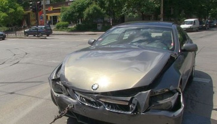 БМВ със софийска регистрация се заби в „Пежо“ на кръстовището между улиците „Тулча“ и „Плиска“ в Русе