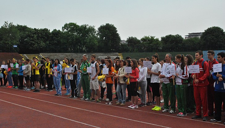 Над 180 юноши и девойки от 8 до 11 клас от Русе, Казанлък Сливен, Пловдив, Пазарджик, Самоков, София, Плевен, Разград, Варна, Враца, Пазарджик, Видин и Дупница ще вземат участие в състезанието днес