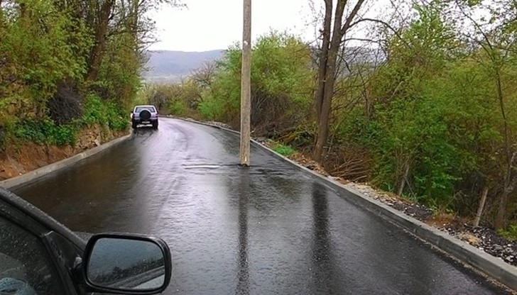 Не е ясно по каква причина този дирек е асфалтиран, така че да създава сериозна опасност за живота на шофьорите