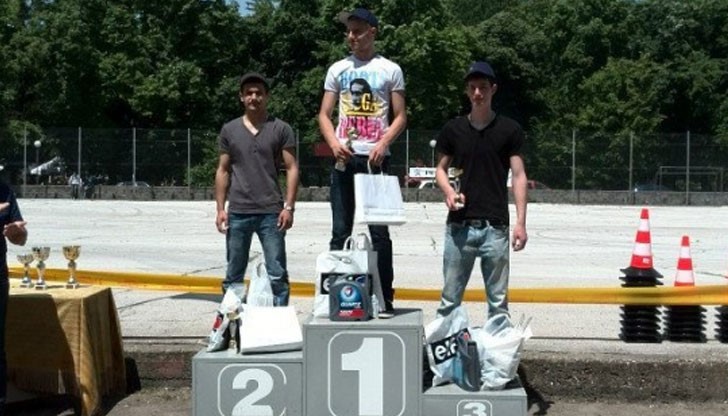 Николай Иванов спечели в надпреварата при автомобилите, а след него на второ и трето място се наредиха Станислав Сяров и Атанас Чуров Николай Иванов спечели в надпреварата при автомобилите, а след него на второ и трето място се наредиха Станислав Сяров и Атанас Чуров