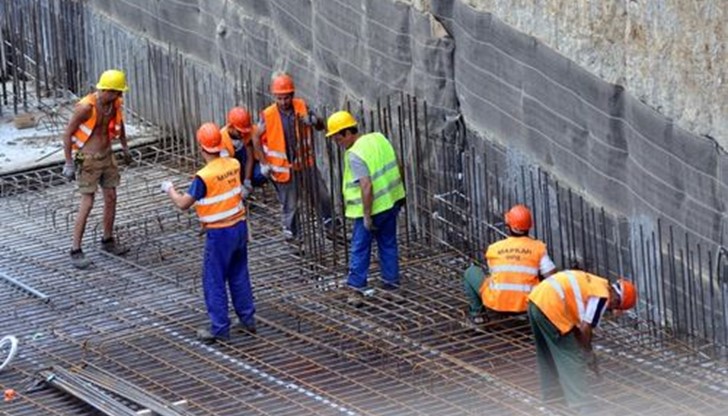 От камарата на строителите негодуват, че в обществените поръчки в областта се включват изключително малко русенски фирми, а мнозинството се печелят предимно от външни компании От камарата на строителите негодуват, че в обществените поръчки в областта се включват изключително малко русенски фирми, а мнозинството се печелят предимно от външни компании