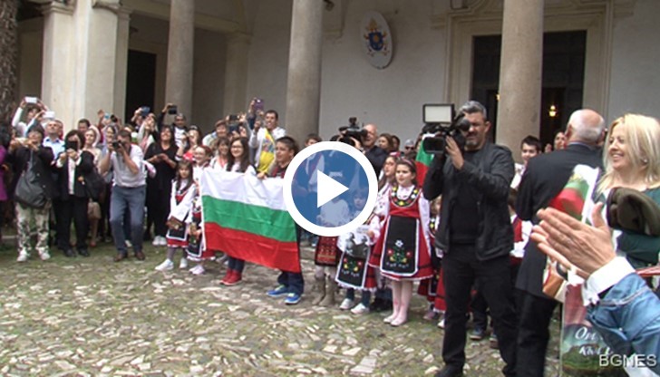 Стотици българчета пяха химна "Върви, народе възродени" на площада "Св. Петър" в Рим