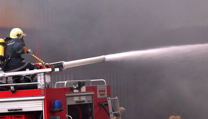 Автомобил на Русенската пожарна е гасил пожар във вила, намираща се във вилната зона след х. Приста край Русе