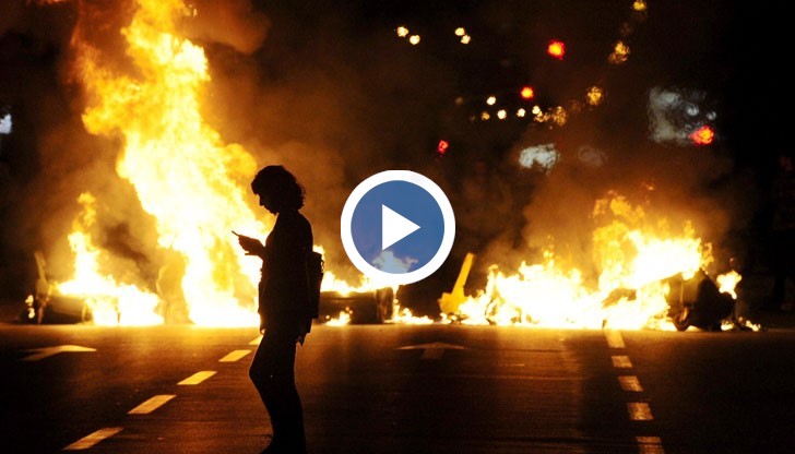 Най-малко четирима демонстранти и един фотограф също са ранени при възникналите безредици