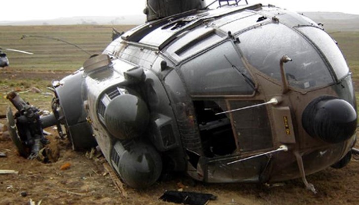 Хеликоптерът "Кугър" с 18 души на борда е бил улучен в задния двигател и извършил принудително кацане Хеликоптерът "Кугър" с 18 души на борда е бил улучен в задния двигател и извършил принудително кацане