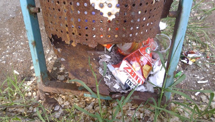 Това е кошчето на площадката до бл. Мусоргски... и така е от 2-3 седмици