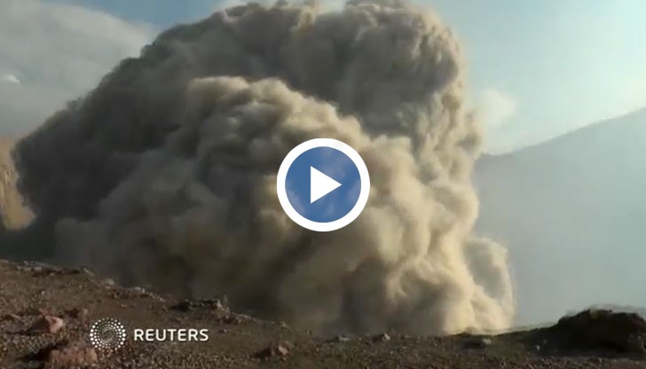 Това е най-активният вулкан в страната и поредното му събуждане стана в неделя през нощта
