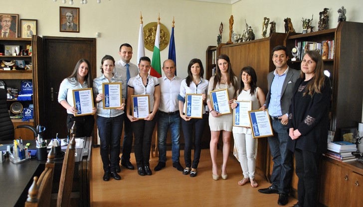 Г-н Стоилов пожела на стажантите да продължават да се развиват, да бъдат амбициозни и да си поставят високи цели