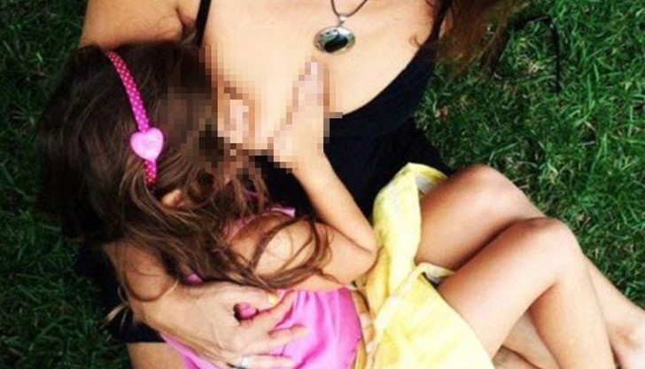 Скандално или нормално: 52-годишна майка кърми публично 6-годишна си щерка!