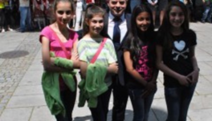 „Младите хора предпочитат чистите професии. Да стоим зад бюро, да не се изцапаме с някакви масла." „Младите хора предпочитат чистите професии. Да стоим зад бюро, да не се изцапаме с някакви масла."