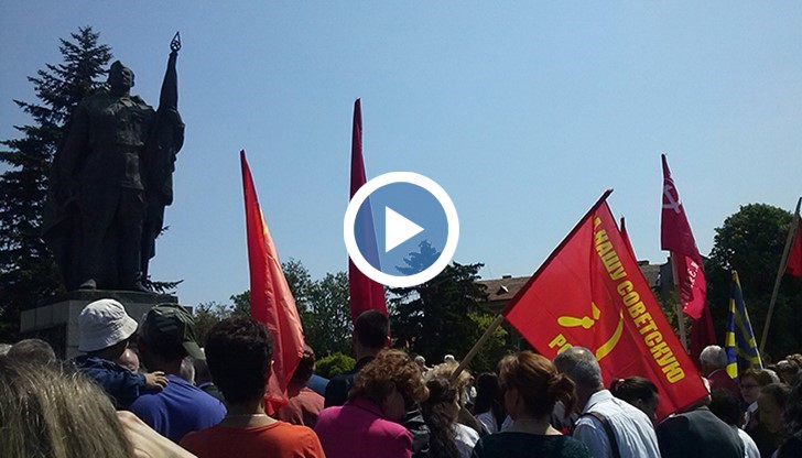 Руски, български и гора от съветски знамена със сърп и чук се развяха на грандиозно събитие днес в Русе!